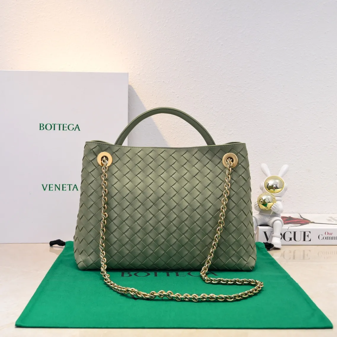 Batch 2460 BOTTEGA VENETA 2024 spring and summer new small ANDIAMO chain bag is also available! 🔥🔥I believe many friends have been waiting for a long time. The metallic chain adds a touch of sophistication to the original softness and elegance of Andiamo. The collision of classic craftsmanship and elegance creates a different kind of beauty. Style number: 6009 Size: 32*24*12cm
